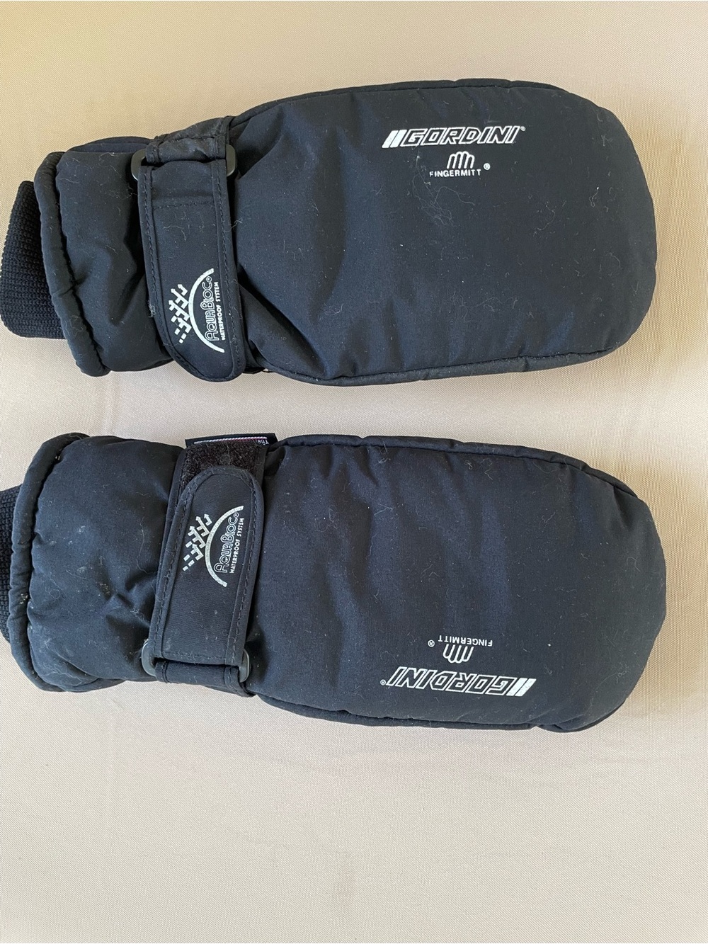 Gordini Women's Black Insulated Mittens with Adjustable Wrist Strap